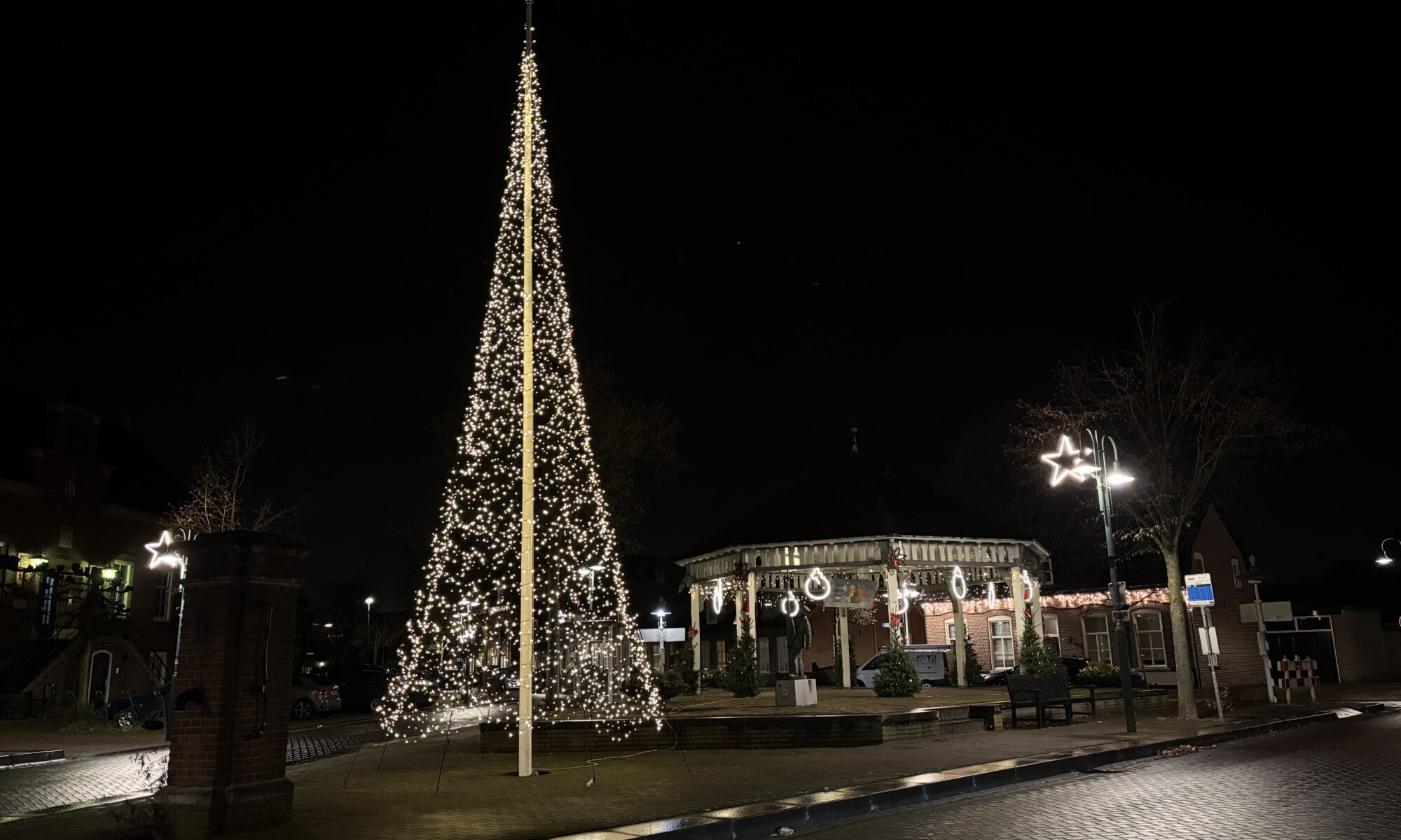 De Lieshoutse Heuvel is -dankzij de extra sfeerverlichting in de kiosk- dit jaar nóg een beetje sfeervoller.